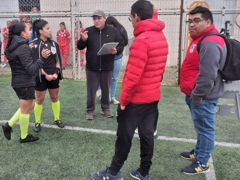 Nuevo papelón en el fútbol femenino: no se pudo jugar el partido entre Unión La Calera y San Luis de Quillota porque no llegó la ambulancia.