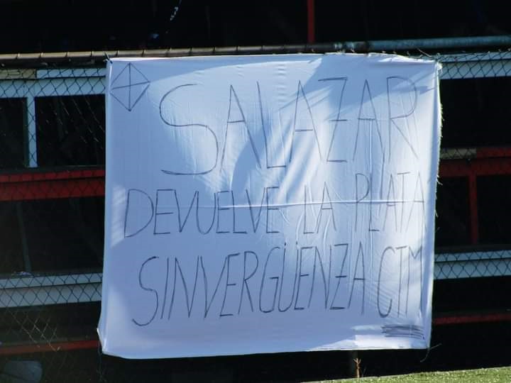 Lienzo de la barra de Deportes Valdivia contra ex presidente del club, Jorge Salazar