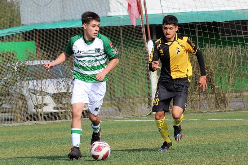 El joven canterano de Deportes Temuco, Vicente Aros, jugando por las divisiones menores del "pije".