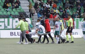Gravísima lesión sufrió el defensa de Deportes Puerto Montt Byron Guajardo.