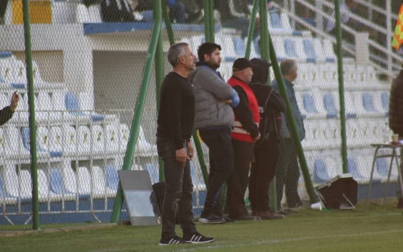 Deportes Santa Cruz tendría que buscar entrenador de emergencia Hernán Peña, DT de Deportes Santa Cruz.