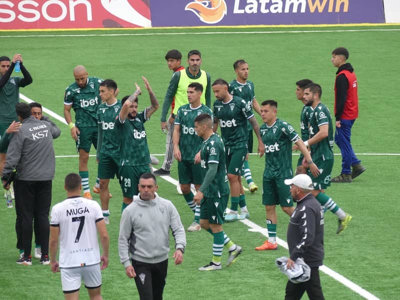 Santiago Wanderers cede terreno en la tabla de posiciones de Primera B luego de empatar 0 a 0 ante Santiago Morning.