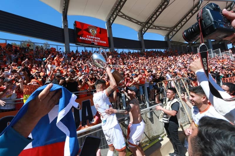 Cobreloa vs Universidad de Chile para festejar el título naranja.