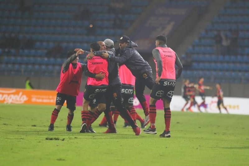 Rangers de Talca dio un paso enorme para quedarse en la Primera B al sorprender a Deportes Iquique.
