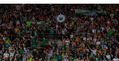 Una gran noticia recibieron los hinchas de Deportes Temuco para el debut vs Deportes Concepción. En principio, se había informado que no habría venta de entradas para los forofos allbiverdes, pensando en el partido del viernes a contar de las 20:30 horas, una medida que con el correr de las horas, se rectificó. Hinchas bloqueados por Deportes Temuco pudieron comprar entradas.