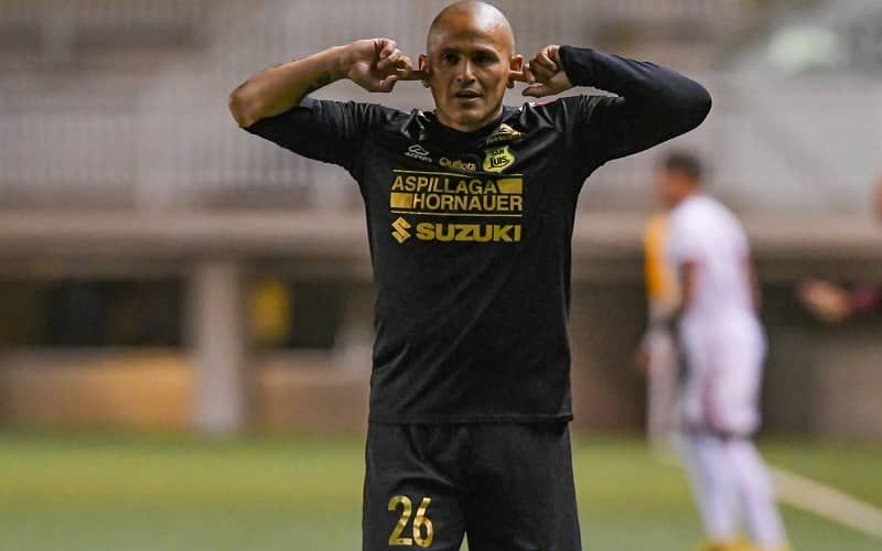 Humberto Suazo tiene fecha para operarse