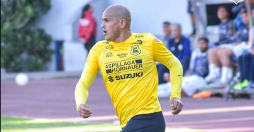 Humberto Suazo sufrió una grave lesión.