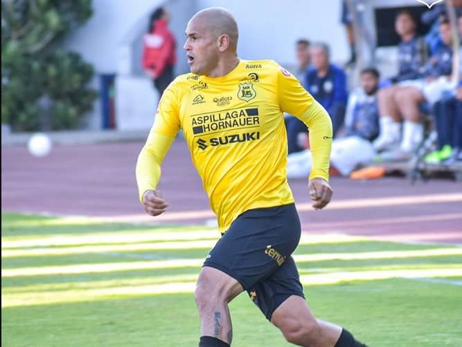 Humberto Suazo sufrió una grave lesión.