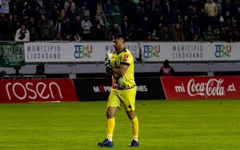 Yerko Urra un gigante en el arco de Deportes Temuco.