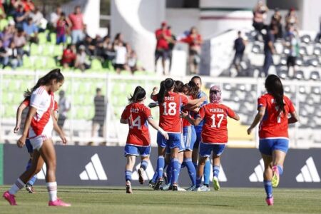 La Roja femenina celebra uno de los goles conseguidos en la primera mitad.