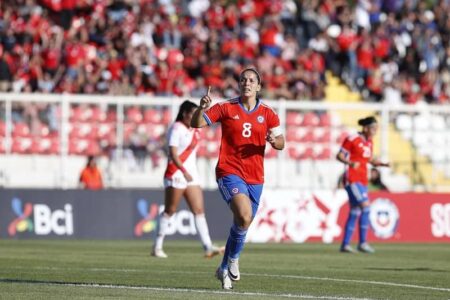 Karen Araya, la capitana de La Roja femenina, celebra el tercer gol de Chile ante Perú