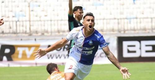 Un goleador que la rompió en la Primera B estaría en la mira de los grandes de Chile