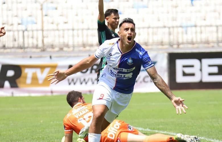 Un goleador que la rompió en la Primera B estaría en la mira de los grandes de Chile