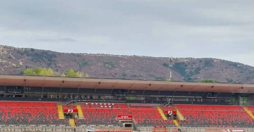 La cancha del estadio Fiscal de Talca luce en malas condiciones.