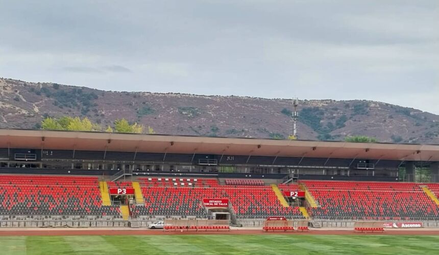 La cancha del estadio Fiscal de Talca luce en malas condiciones.