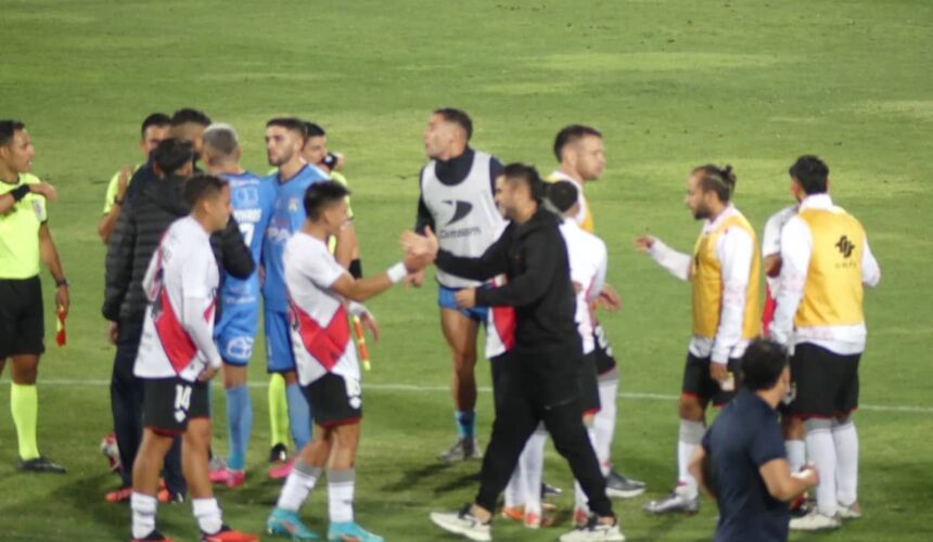 Curicó Unido le respondió a San Marcos de Arica, tras los incidentes que se vivieron en la zona mixta del estadio La Granja.