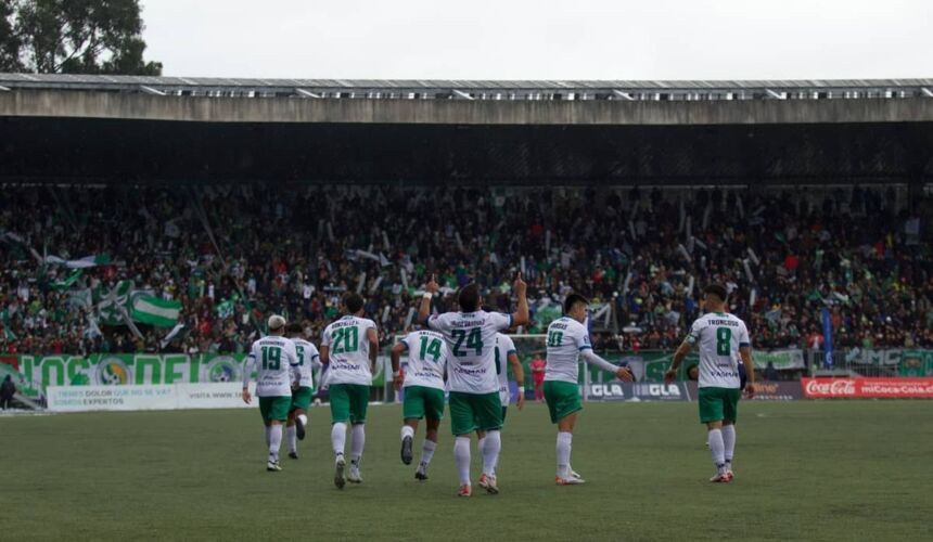 Un espectacular recibimiento a Deportes Puerto Montt en el clásico vs Osorno.