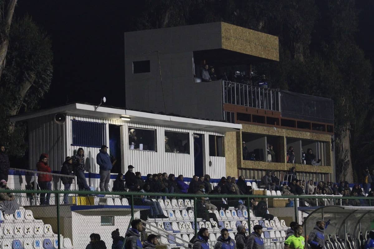 Un elenco de la Primera B podría abandonar su ciudad: Deportes Santa Cruz complicado con la garantía para arrendar el estadio.