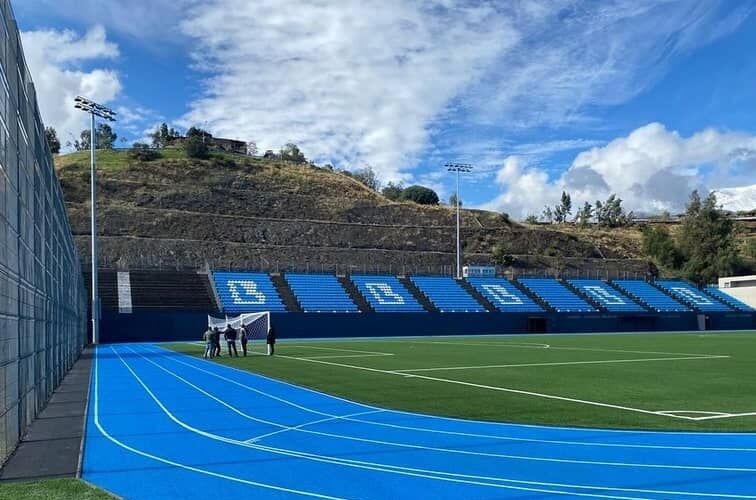 Un cambio radical se aprecia en el Estadio Municipal de Lo Barnechea luego de las obras de mejoramiento que se llevaron a cabo en el recinto.