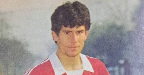 Hermes Navarro es un ex goleador de raza que tuvo paso por diferentes equipos del fútbol nacional, como Unión Española, O'Higgins de Rancagua, General Velásquez, Rangers de Talca e incluso tuvo el gusto de emigrar a Europa para defender los colores del Deportivo La Coruña.