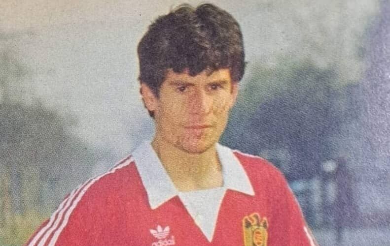 Hermes Navarro es un ex goleador de raza que tuvo paso por diferentes equipos del fútbol nacional, como Unión Española, O'Higgins de Rancagua, General Velásquez, Rangers de Talca e incluso tuvo el gusto de emigrar a Europa para defender los colores del Deportivo La Coruña.