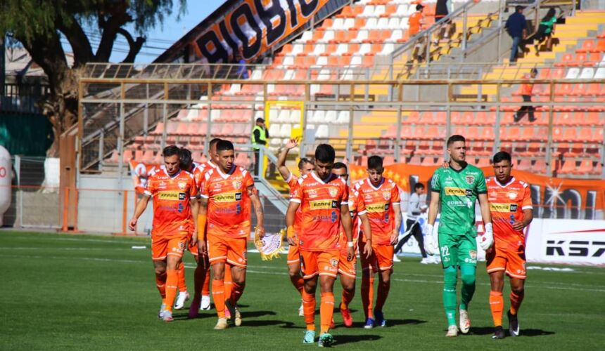 Refuerzo extranjero de Cobreloa será baja por cuatro fechas. El zaguero uruguayo Mauro Brasil, flamante contratación naranja para la segunda rueda de Primera División, instancia en la que los mineros buscarán evitar el descenso a Primera B -marchan penúltimos en la tabla de posiciones- se perderá los primeros cuatro partidos de la segunda mitad de competencia.