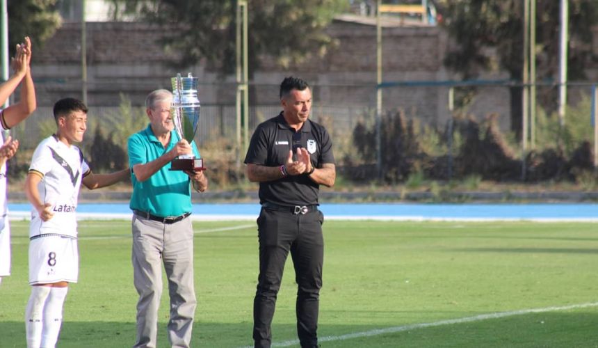 Esteban Paredes vuelve al fútbol profesional