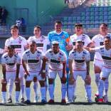 Al borde del descenso a Primera B, un elenco del fútbol chileno confirmó la salida de dos futbolistas. Se trata de Deportes Copiapó, cuadro que con la derrota frente a Cobreloa 4 a 1, el lunes recién pasado, quedó mirando de muy cerca el retorno a la división de plata del balompié criollo.