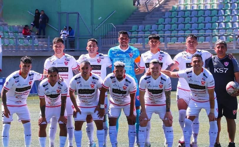 Al borde del descenso a Primera B, un elenco del fútbol chileno confirmó la salida de dos futbolistas. Se trata de Deportes Copiapó, cuadro que con la derrota frente a Cobreloa 4 a 1, el lunes recién pasado, quedó mirando de muy cerca el retorno a la división de plata del balompié criollo.