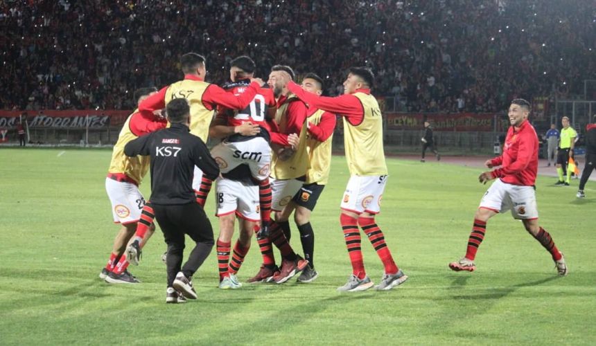 Talca vuelve a vibrar con Rangers. Después de mucho tiempo, el rojinegro está ilusionado con volver a Primera División. Ya está en semifinales de la liguilla de ascenso de Primera B, luego de sortear una durísima llave vs Deportes Santa Cruz. Fue triunfo 2 a 1 en el Joaquín Muñoz García y empate 2 a 2 en el Fiscal.