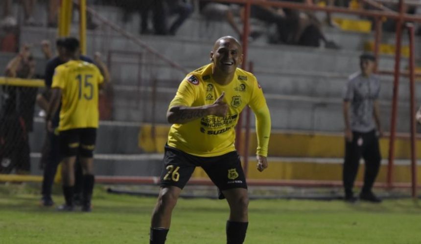 Humberto Suazo no piensa en el retiro y ya tendría club para el 2025