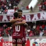 El goleador de Primera B aún no tiene claro su futuro. Lionel Altamirano la rompió en el ascenso 2024 -anotó en 22 ocasiones- y las grúas de Primera División lo tientan. De acuerdo a la información que manejamos en PrimeraBChile, dos clubes de la máxima categoría lo tienen en carpeta para la próxima temporada, o mejor dicho, tres, ya que Deportes La Serena intentará su renovación. También lo sondearon desde Turquía.