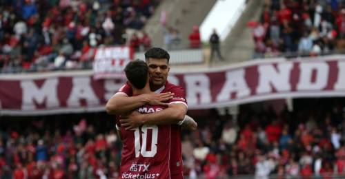 El goleador de Primera B aún no tiene claro su futuro. Lionel Altamirano la rompió en el ascenso 2024 -anotó en 22 ocasiones- y las grúas de Primera División lo tientan. De acuerdo a la información que manejamos en PrimeraBChile, dos clubes de la máxima categoría lo tienen en carpeta para la próxima temporada, o mejor dicho, tres, ya que Deportes La Serena intentará su renovación. También lo sondearon desde Turquía.