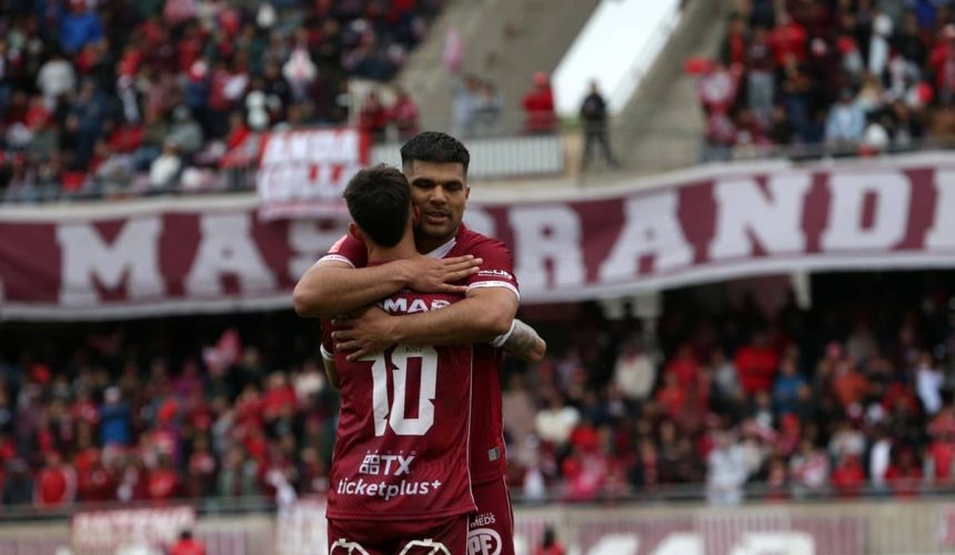 El goleador de Primera B aún no tiene claro su futuro. Lionel Altamirano la rompió en el ascenso 2024 -anotó en 22 ocasiones- y las grúas de Primera División lo tientan. De acuerdo a la información que manejamos en PrimeraBChile, dos clubes de la máxima categoría lo tienen en carpeta para la próxima temporada, o mejor dicho, tres, ya que Deportes La Serena intentará su renovación. También lo sondearon desde Turquía.