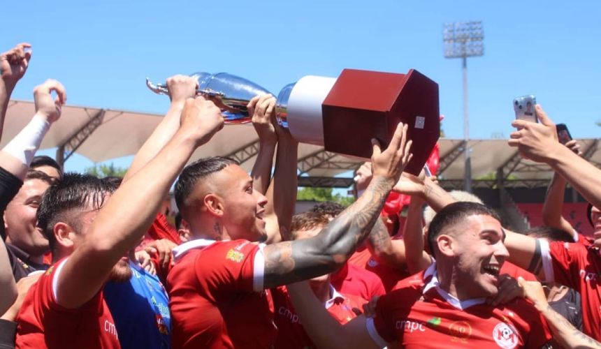 Solo falta por conocer un ascendido en el fútbol chileno. Al mediodía de este sábado en el Fiscal de Talca, se zanjó al cuarto equipo que logró boletos desde Tercera B  Tercera A. El premio se lo llevó Malleco Unido, elenco que se impuso por la cuenta mínima a Naval de Talcahuano, con tanto de Marcelo León, en los 9' del segundo tiempo. Así, los "Leones de Nahuelbuta" se convirtieron en nuevos integrantes de la Tercera A para el 2025.