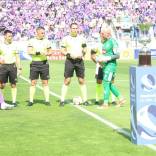 El registro que muestra a futbolista de Deportes Concepción tocando la copa antes de la final