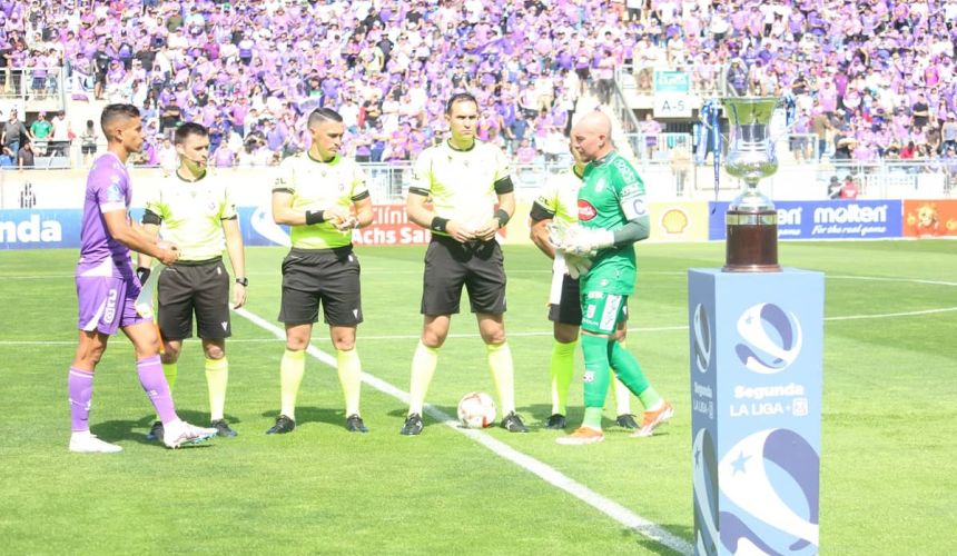 El registro que muestra a futbolista de Deportes Concepción tocando la copa antes de la final