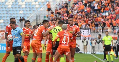 Cobreloa aseguró a su octavo fichaje para la Primera B 2025. El cuadro naranja, tal como habíamos adelantado hace algunos días en PrimeraBChile, concretó la contratación del defensa central Hugo Rojo.