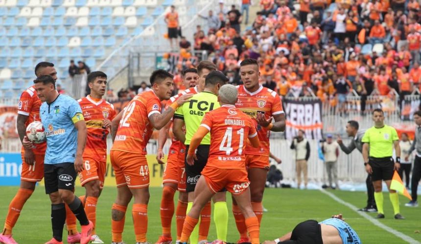 Cobreloa aseguró a su octavo fichaje para la Primera B 2025. El cuadro naranja, tal como habíamos adelantado hace algunos días en PrimeraBChile, concretó la contratación del defensa central Hugo Rojo.