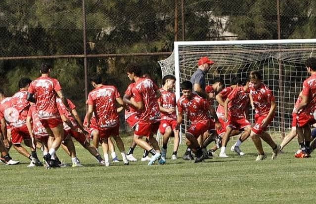 os nuevas contrataciones confirmó Unión San Felipe para la Primera B 2025. El Uní - Uní renovó gran parte de su plantel, luego de una compleja temporada que lo tuvo peleando en la parte baja de la tabla de posiciones. Los albirrojos anunciaron otros dos nuevos fichajes. Se trata del mediocampista ofensivo Bryan González, joven valor cedido a préstamo por Universidad Católica y del también volante ofensivo Matías Ruiz, jugador argentino proveniente del Club Atlético General Lamadrid.