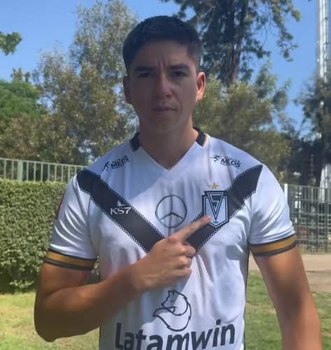 Luis Marcoleta aseguró a un central que conoce muy bien la Primera B. Santiago Morning oficializó la contratación del zaguero Gonzalo Santelices, quien como habíamos adelantado en PrimeraBChile, emigraría a los bohemios luego de su paso por Deportes Santa Cruz, el 2024.