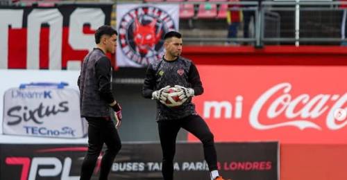 Curicó Unido sigue confirmando refuerzos y ahora llega un experimentado arquero. Tal como habíamos adelantado, el golero Hernán Muñoz fue oficializado como nuevo fichaje de los albirrojos, escuadra que ya fue liberada por FIFA para la contratación de jugadores, luego de ponerse al día con el Necaxa por el pase de Yerko Leiva.