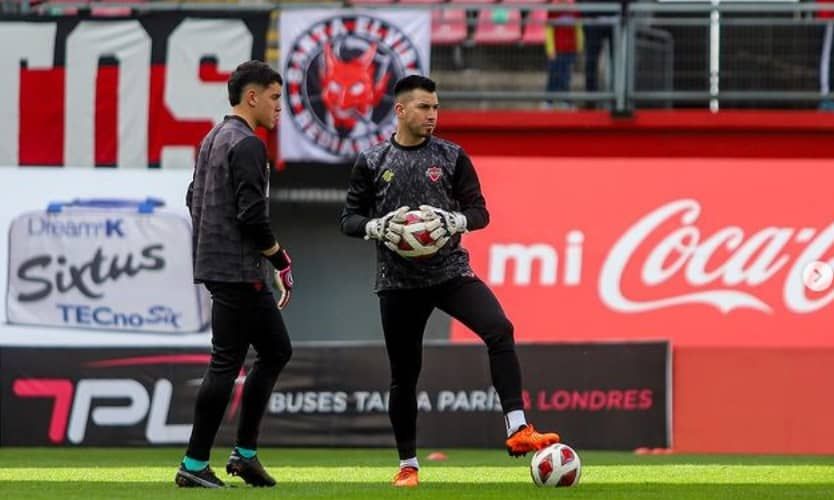 Curicó Unido sigue confirmando refuerzos y ahora llega un experimentado arquero. Tal como habíamos adelantado, el golero Hernán Muñoz fue oficializado como nuevo fichaje de los albirrojos, escuadra que ya fue liberada por FIFA para la contratación de jugadores, luego de ponerse al día con el Necaxa por el pase de Yerko Leiva.