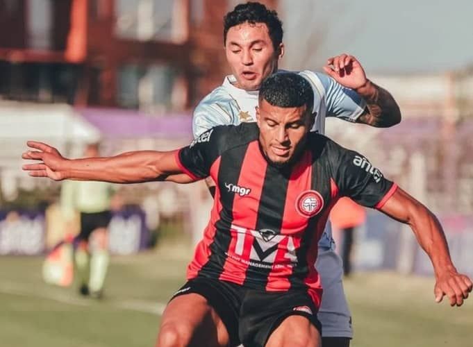 Desde la Primera División de Uruguay llegó un nuevo refuerzo para Deportes Copiapó. El cuadro atacameño se está renovando por completo para competir en la Primera B 2025 y ahora anunció la contratación del volante central de 28 años, Jairo Coronel.