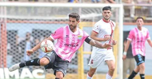 Rangers de Talca realizó una oferta por Joaquín Larrivey. El conjunto rojinegro barajó en su momento, la opción de fichar al connotado centrodelantero, quien en la temporada 2024 brilló con Magallanes en la Primera B.