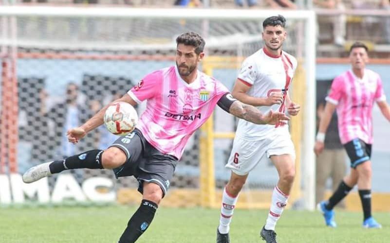 Rangers de Talca realizó una oferta por Joaquín Larrivey. El conjunto rojinegro barajó en su momento, la opción de fichar al connotado centrodelantero, quien en la temporada 2024 brilló con Magallanes en la Primera B.