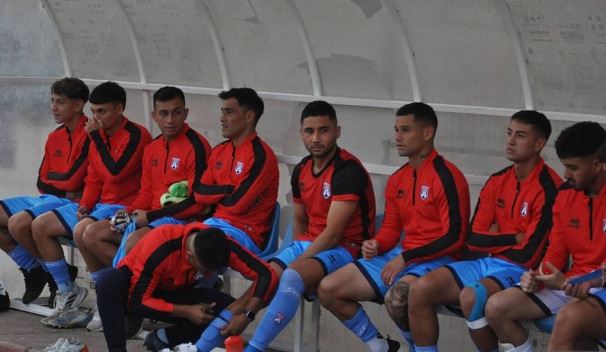 Alfredo Ábalos vive un nuevo desafío en el fútbol chileno. Luego de cinco años en Rangers de Talca, el hábil delantero dejó la tienda piducana para estampar su firma en San Marcos de Arica, cambio radical que lo llevó a partir al norte de Chile, luego de una carrera en nuestro país en la que se había desempeñado, principalmente en la zona central y sur del largo territorio nacional, con pasos, primero, por Curicó Unido y luego, Deportes Temuco.