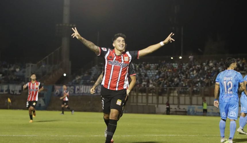 Héctor Almandoz piensa en grande con el Curicó Unido 2025. El cuadro albirrojo comenzó en excelente forma en el torneo de ascenso y se impuso de visitante a San Marcos de Arica. Aunque recién se disputó la primera fecha, estar al tope de la tabla de posiciones de Primera B, siempre es un aliciente, más sabiendo que sumaron en la compleja cancha del Carlos Dittborn.