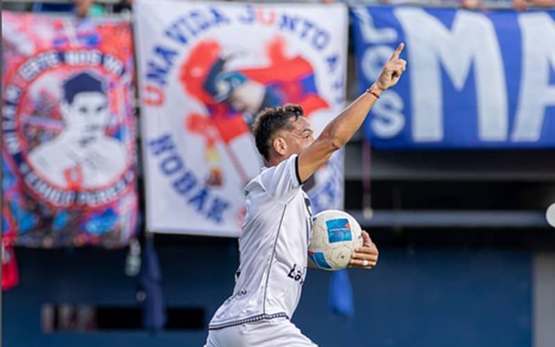 El último refuerzo confirmado por el Morning tuvo un destacado debut. Si bien su equipo cayó 3 a 1 vs Universidad de Chile en duelo válido por el grupo G de la Copa Chile, convirtió un golazo para alcanzar el descuento bohemio ante los azules. Tomás Asprea.