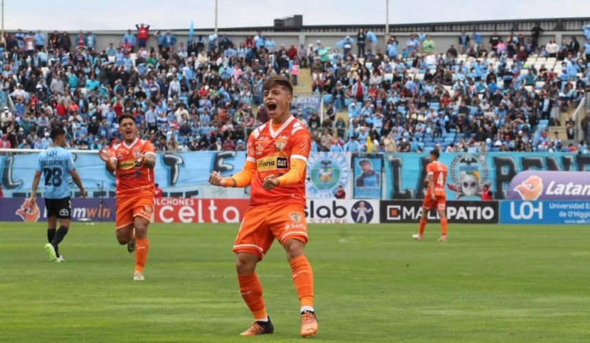 Cobreloa sigue esperando respuesta de Colo Colo por el caso de Tomás Roco. Los mineros vieron partir al jugador, formado en la cantera naranja al cacique, club del que esperan, llegue el pago de los derechos de formación del futbolista. Por ahora, nada de aquello ha acontecido.